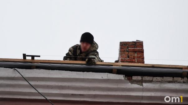 В Омске молодой строитель сорвался с крыши
