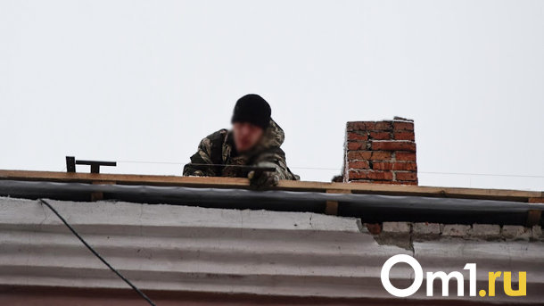 В Омске молодой строитель сорвался с крыши