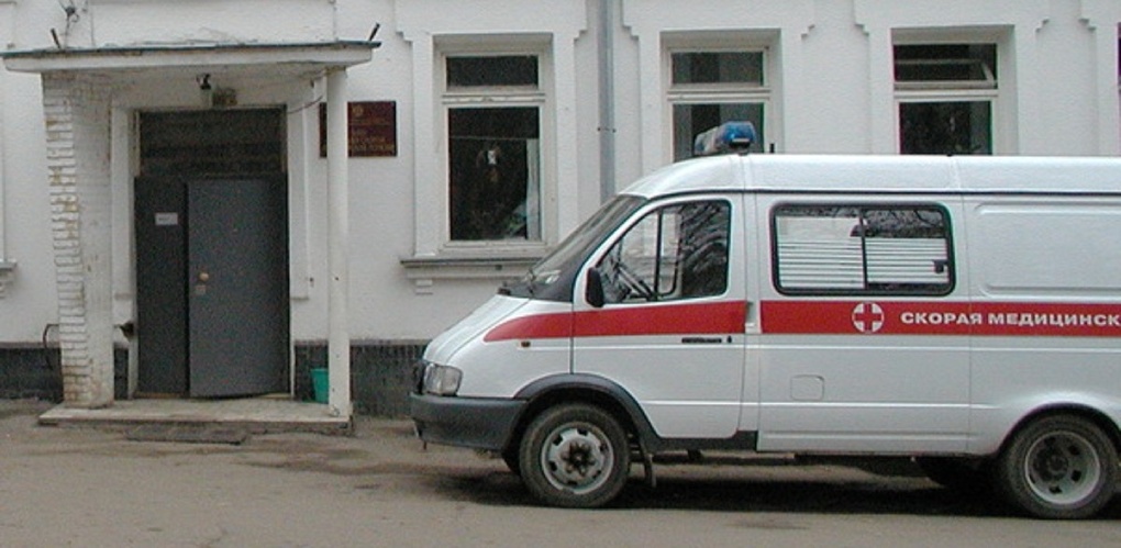 Скорая медицинская помощь смоленск. Станция скорой помощи Смоленск. Скорая у подъезда. Скорая дома. Машина скорой помощи у подъезда.