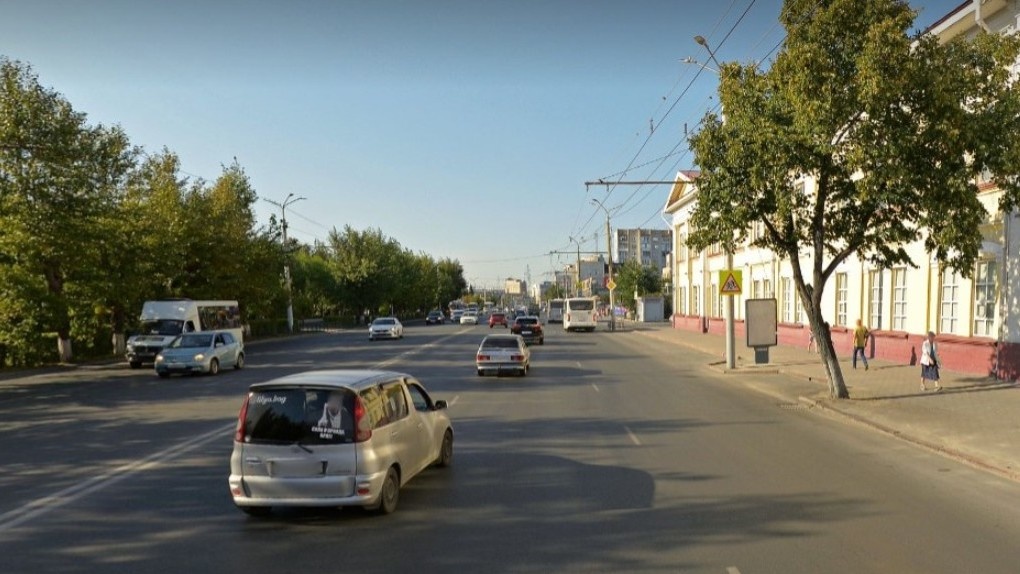 В мэрии Омска решили сохранить липу у «Дружного мира», которая мешала автомобилистам