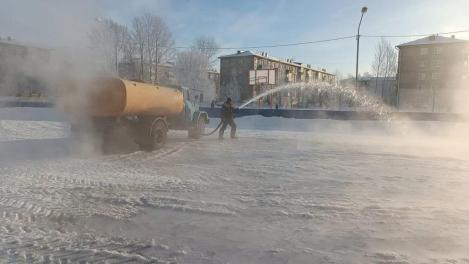 В омских дворах начали заливать катки