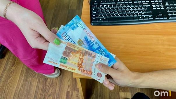 Омичи, пострадавшие от паводка, получают денежные выплаты