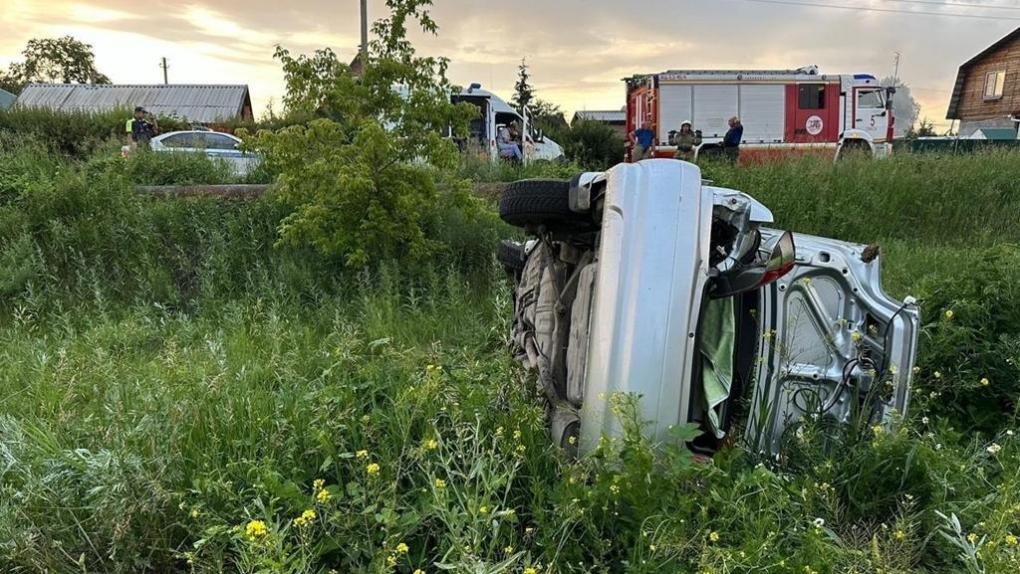 Под Омском водитель улетел в кювет и опрокинулся – погибли двое