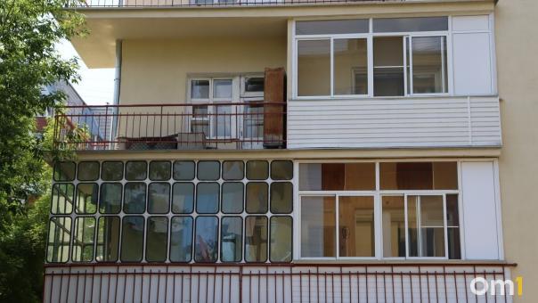Стоящего на краю балкона малыша заметили прохожие в Новосибирске