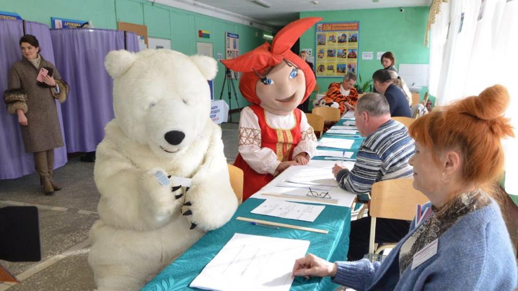 В Омске на выборы пришли тигр, медведь и собака
