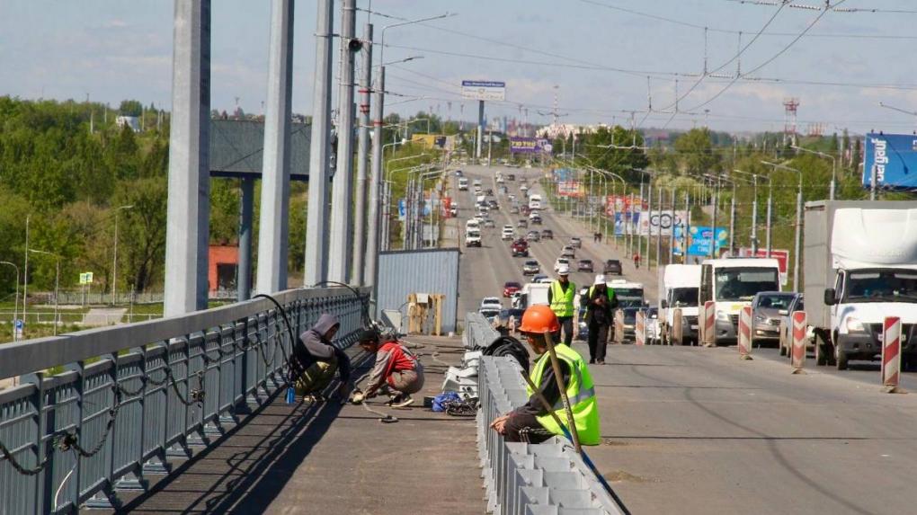 На Ленинградский мост начали наносить разметку перед открытием
