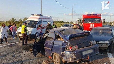 Под Омском столкнулись фура и два автомобиля — есть пострадавшие
