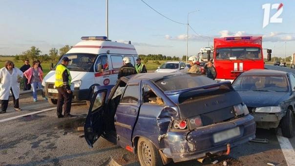 Под Омском столкнулись фура и два автомобиля — есть пострадавшие
