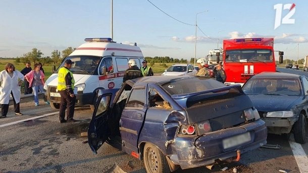Под Омском столкнулись фура и два автомобиля — есть пострадавшие