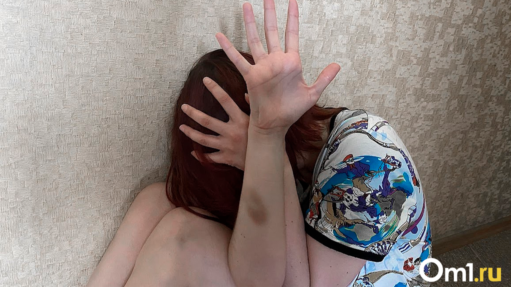 Пинает её на полу и таскает за волосы по комнате: новосибирцы пожаловались на жёсткие разборки соседей