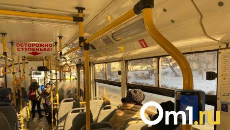 В Омске автобус прямо на маршруте остался без стекла