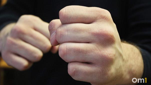 Агрессивный омич напал на мусоровоз