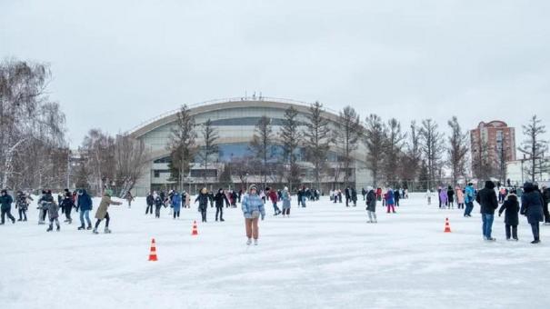 В Омске «Рождественские катания» с бесплатными катками посетили 4000 горожан — ФОТО