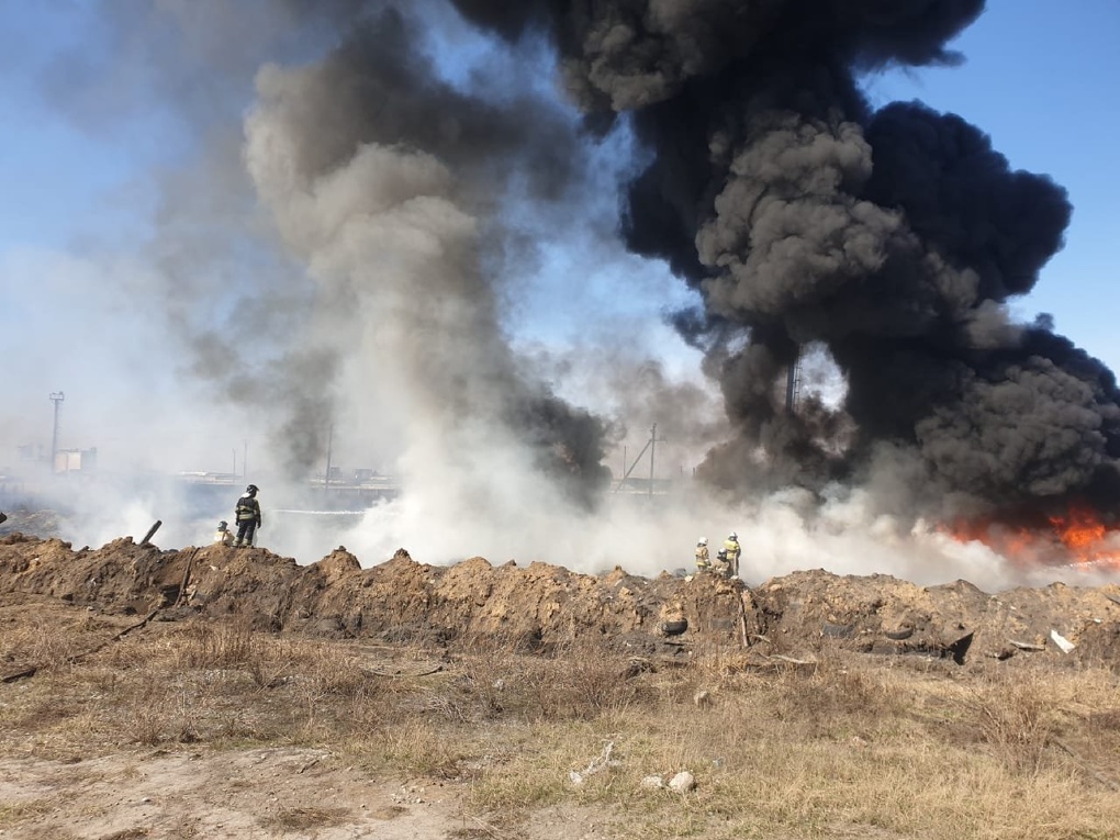 В Омске вновь горят трава, камыш и резина