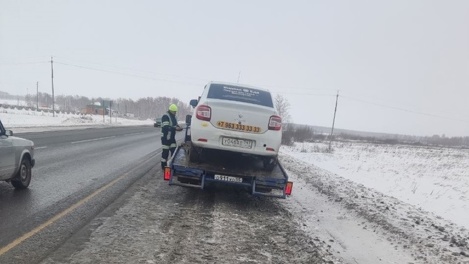 На трассе под Омском поймали пьяного водителя такси