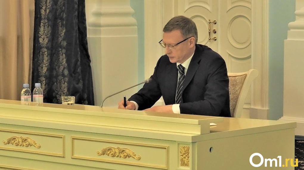Губернатор Омской области за год заработал 7,7 миллиона рублей