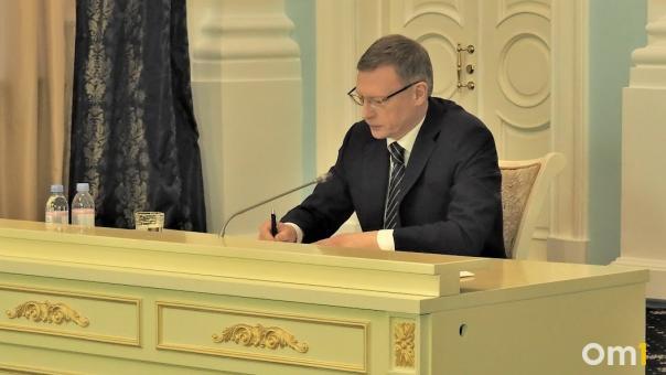 Губернатор Омской области за год заработал 7,7 миллиона рублей