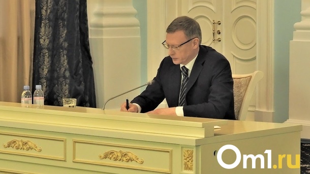 Губернатор Омской области за год заработал 7,7 миллиона рублей