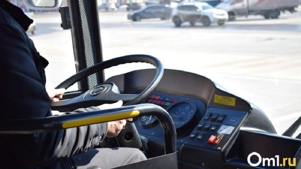 Кормилец рассказал, сколько получают водители и кондукторы в омских автобусах