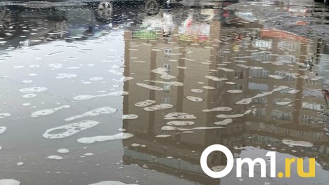 Тротуар на одной из омских конечных уничтожила гигантская яма