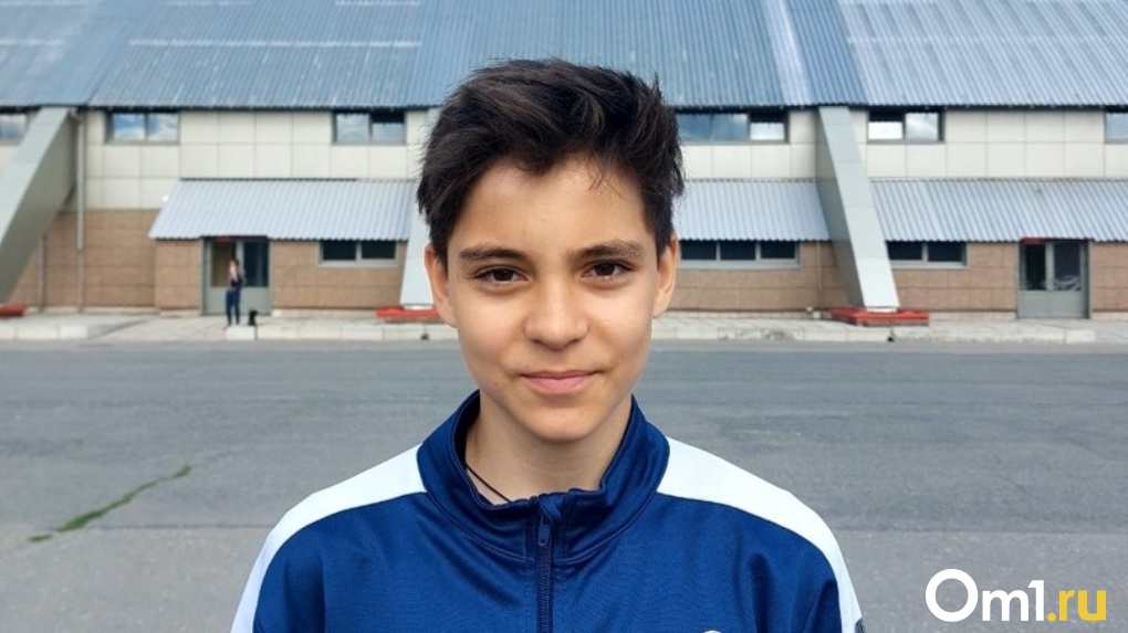 Школьник из Омска работал уборщиком, чтобы купить футбольную форму для воспитанников детского дома