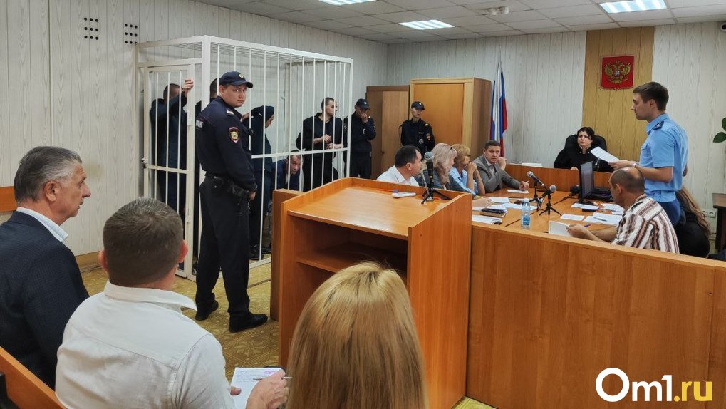 Истерика в суде и сказки: в Омске начался процесс по делу о поджоге и вымогательстве миллионов