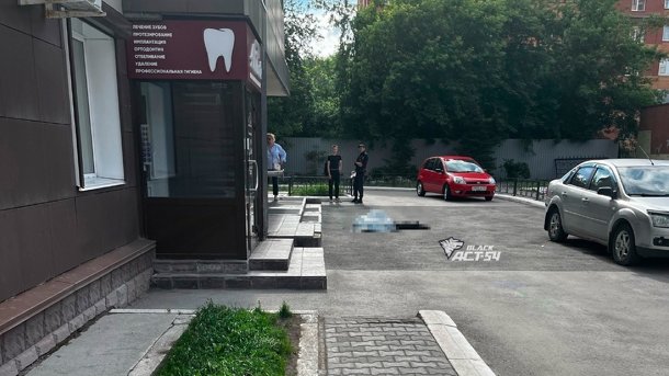 В Центральном районе Новосибирска возле многоэтажки обнаружили труп девушки