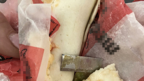 «Меня чуть не убили!»: жительница Новосибирска нашла лезвие в блюде из популярного кафе