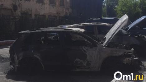 В одном из омских дворов на Карла Маркса ночью горели несколько машин