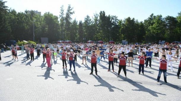 Мэр Новосибирска приглашает на утреннюю гимнастику с чемпионами мира