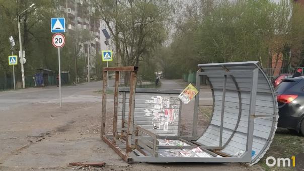 Пылевая буря в Омске сносит остановки, деревья и провода