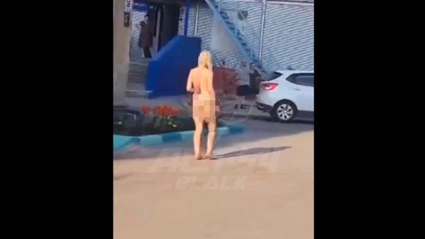 В Новосибирске на улице Мира гуляла полностью обнажённая девушка