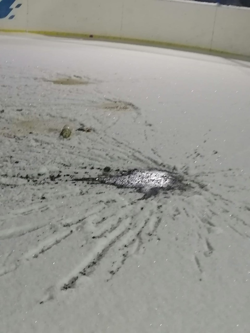 В Омске банда вандалов забросала хоккейную коробку банками с машинным маслом