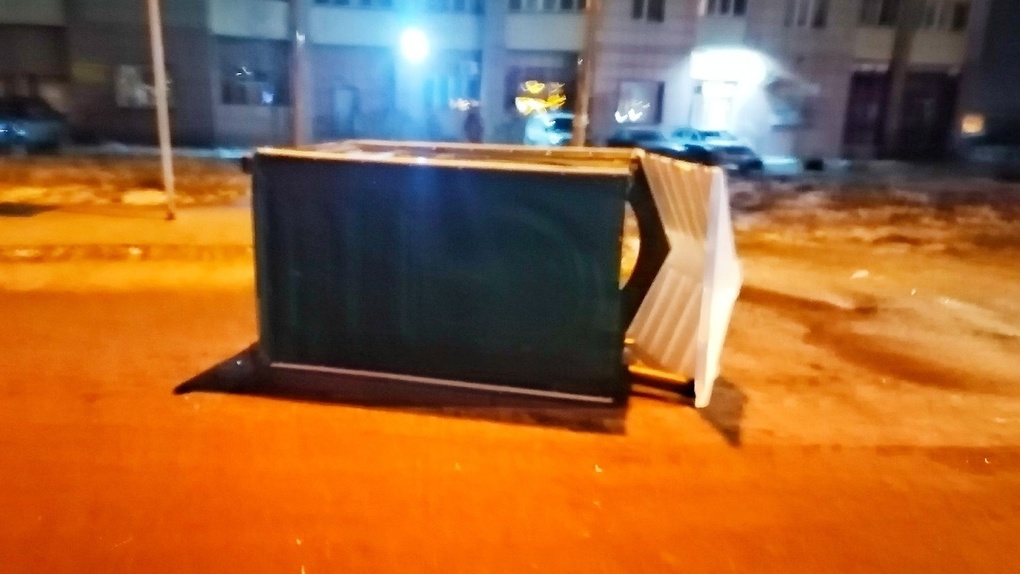 Вандалы разгромили туалет для водителей автобусов в Новосибирске