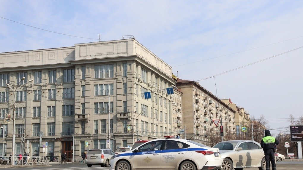 В Новосибирске пьяный водитель протаранил три автомобиля на парковке и скрылся