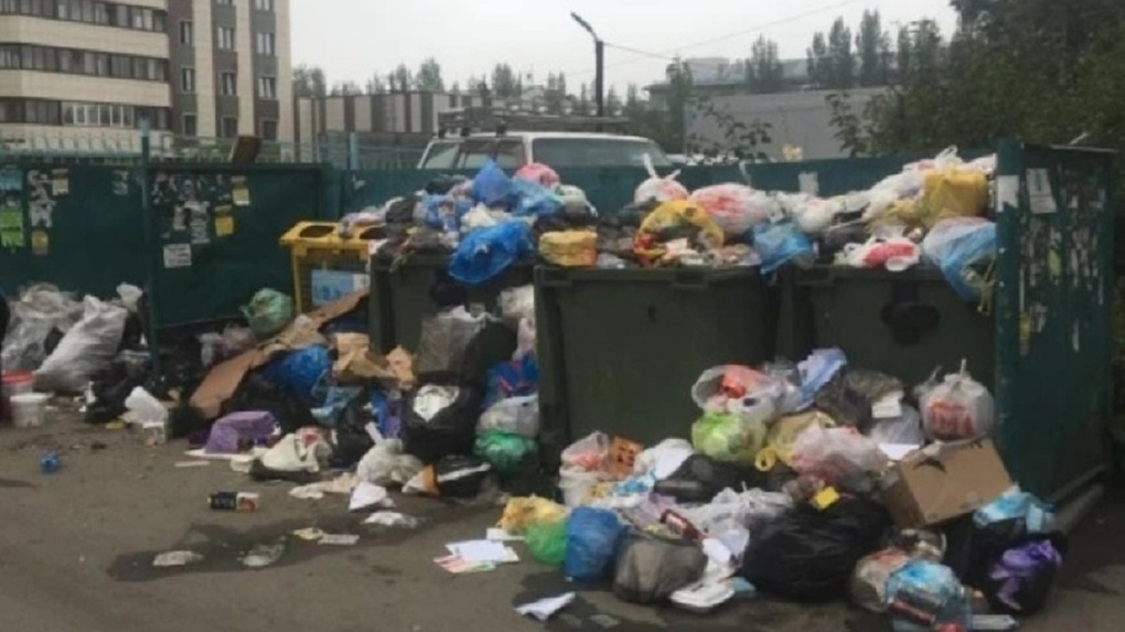 Регоператор обвинил новосибирских автомобилистов в задержках вывоза мусора