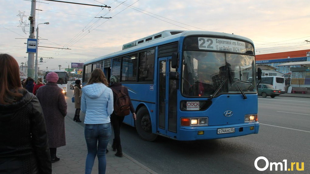 «Опоздал, если не влез в автобус». Омичи пожаловались на переполненный транспорт