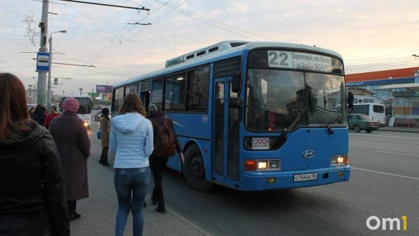 «Опоздал, если не влез в автобус». Омичи пожаловались на переполненный транспорт