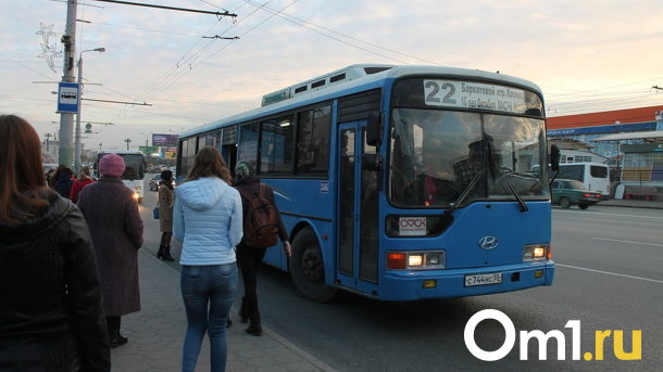 «Опоздал, если не влез в автобус». Омичи пожаловались на переполненный транспорт