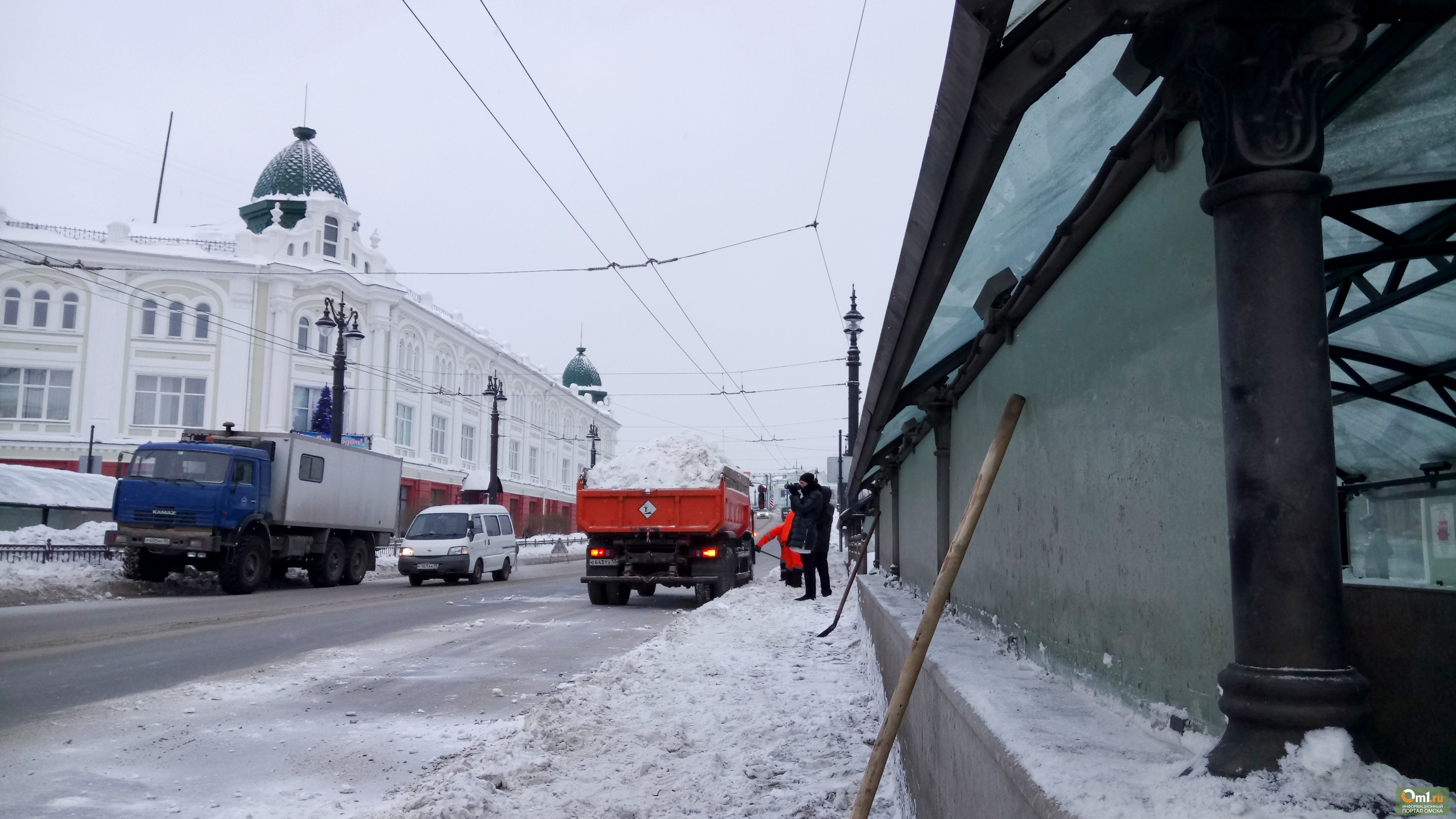 Торги омская область. Дорога в снегопад Омск. Зимний город Омск. Самосвал со снегом фото.