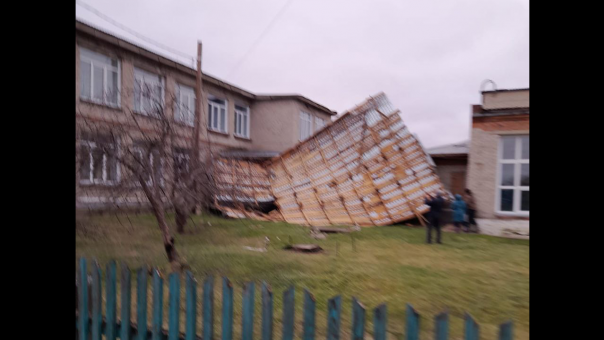 «Всю снесло полностью»: школа осталась без крыши под Новосибирском