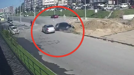 Снёс бетонное ограждение: автомобиль с водителем провалился в строительную яму в Новосибирске. ВИДЕО
