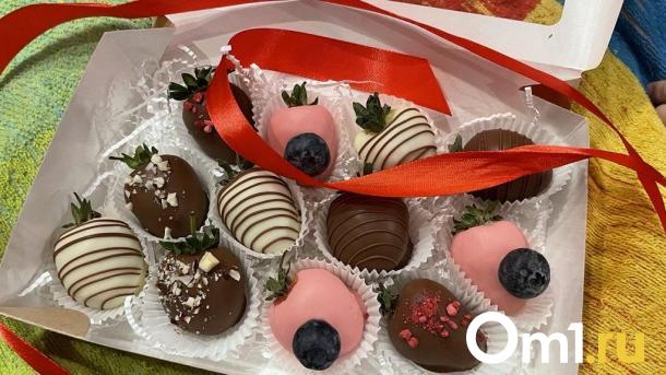 Среди омичей ищут мастера по изготовлению клубники в шоколаде, капитана и багермейстера