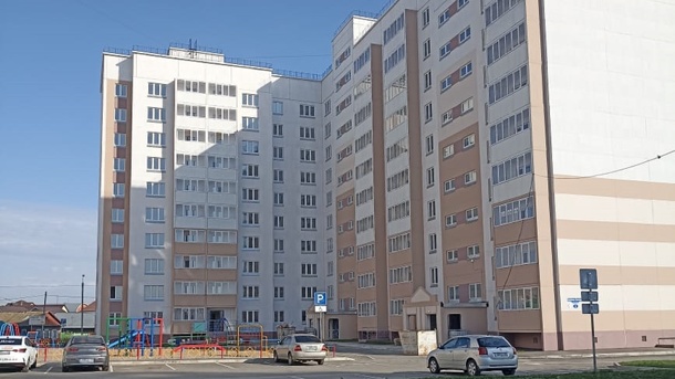 В Омске рядом с Кировским пляжем сдали новый одиннадцатиэтажный дом