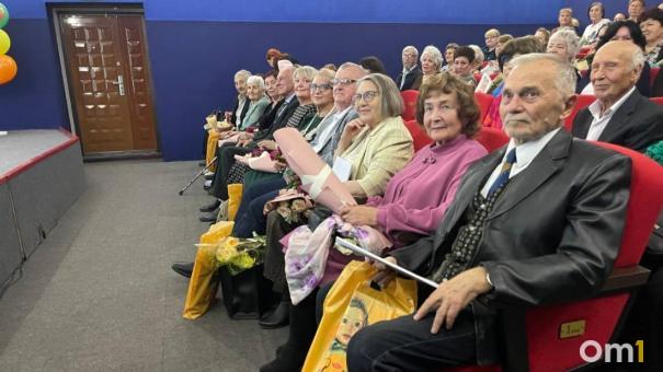 Женатым новосибирцам, прожившим более 40 лет в браке, устроили кинопоказ