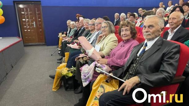 Женатым новосибирцам, прожившим более 40 лет в браке, устроили кинопоказ