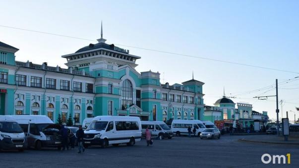 Полицейские нашли омича, который украл телефон у прохожего на привокзальной площади