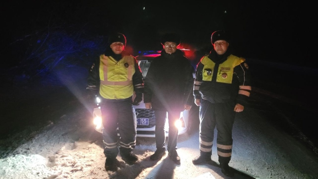 Омский экипаж ДПС спас замерзающих жителей Казахстана, угодивших в кювет