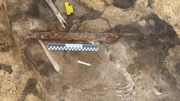 Омские археологи нашли меч с тайной: почему его положили на кости?