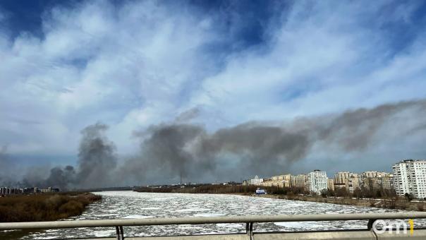 На омском Левобережье вновь полыхает сухостой – ВИДЕО